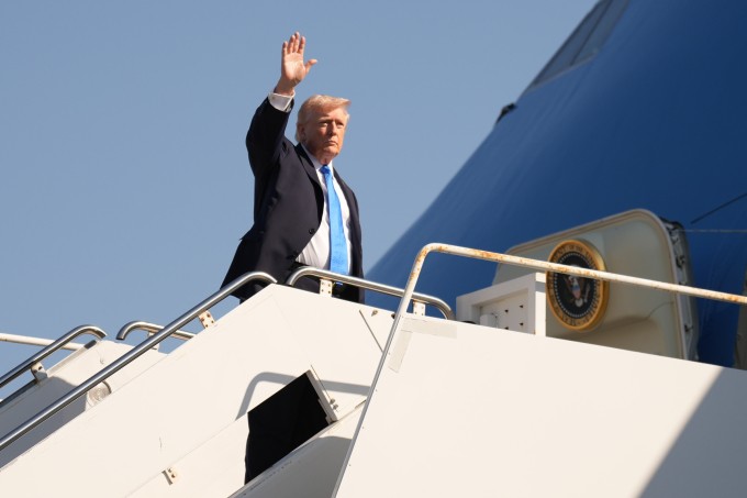 Tổng thống Donald Trump tại sân bay Palm Beach ở bang Florida ngày 23/3. Ảnh: AP