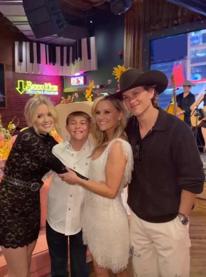 Reese Witherspoon bên ba người con trong tiệc sinh nhật.