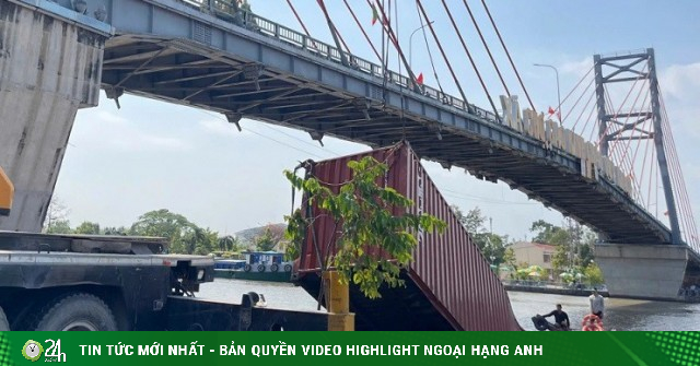 Xử phạt tài xế “tàu khủng” vướng đứt dây điện, rơi container xuống kênh Chợ Gạo