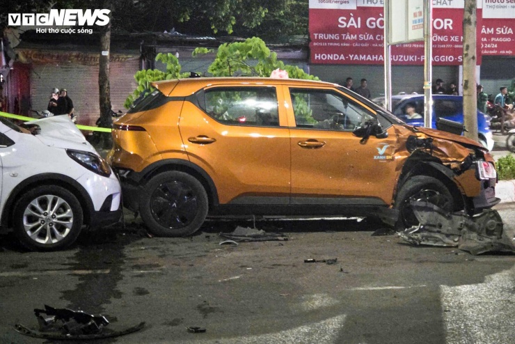 Vụ tai nạn khiến tài xế xe máy bị gãy chân và tay, một người khác bị thương nhẹ. Các phương tiện liên quan đều hư hỏng nặng.