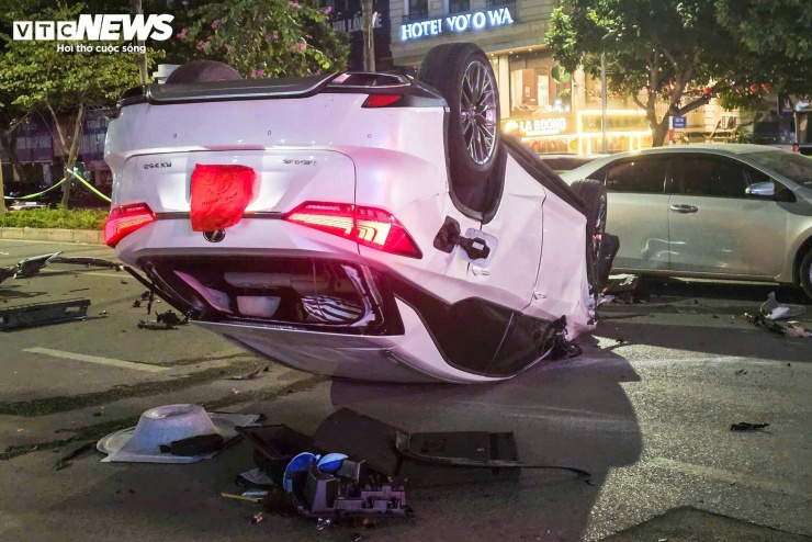 Ghi nhận của PV Báo Điện tử VTC News tại hiện trường, nhiều mảnh vỡ từ xe vương vãi trên mặt đường.