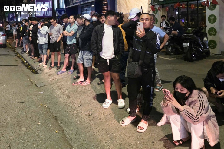 “Tôi đang chờ đèn đỏ thì thấy xe Lexus lao với tốc độ lớn, đâm vào ô tô đầu tiên rồi trượt sang làn ngược chiều. Nếu ai đứng gần hơn, hậu quả chắc còn nghiêm trọng nữa", anh Hoàng Anh, ở Cầu Giấy, chia sẻ.