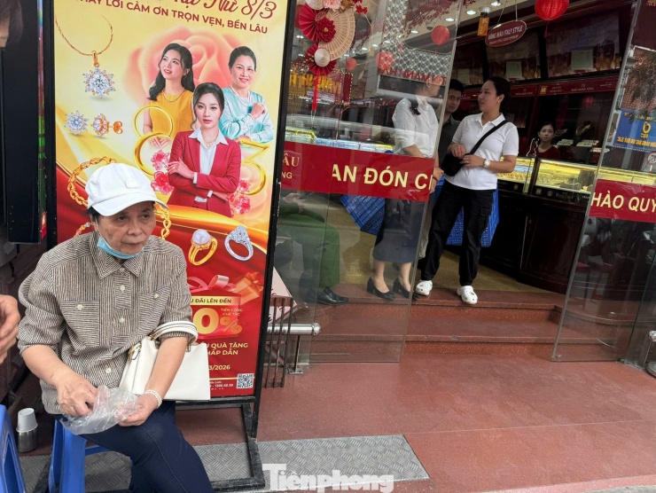 Dòng người thấp thỏm trên ‘phố vàng’ trước giờ Bảo Tín Minh Châu mở cửa