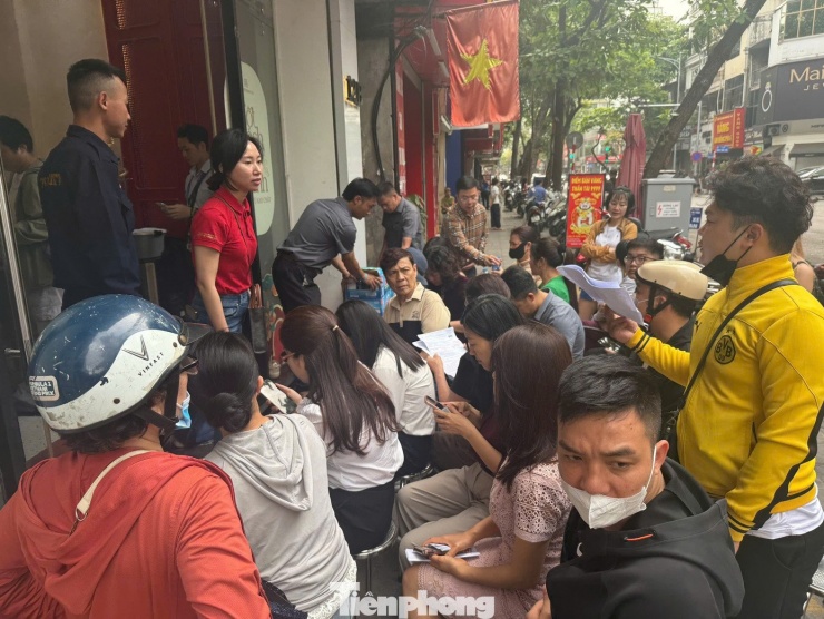 Dòng người thấp thỏm trên ‘phố vàng’ trước giờ Bảo Tín Minh Châu mở cửa