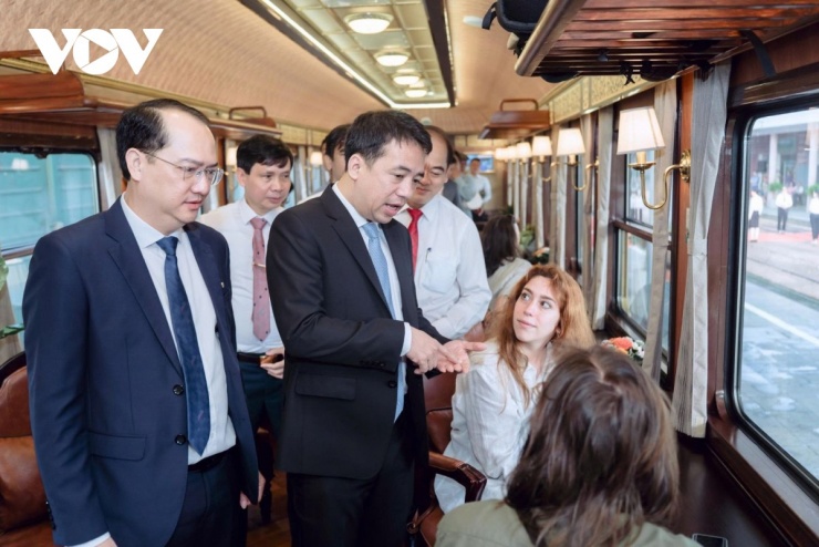 Các đại biểu tham quan đoàn tàu "Hành trình kết nối di sản miền Trung"