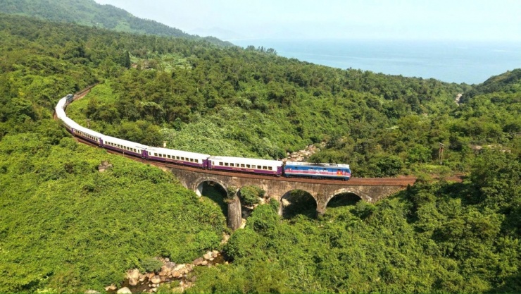 Đoàn tàu du lịch "Hành trình kết nối di sản miền Trung" đi qua cung đường