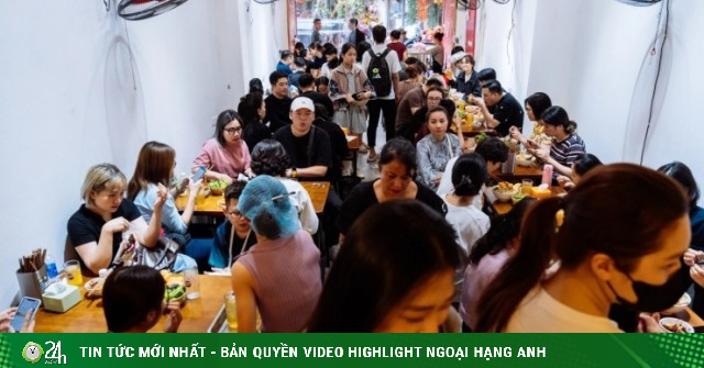 Quán bún riêu phố cổ Hà Nội đông nghịt khách sau vụ khách Trung chê bẩn