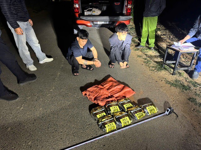 Các đối tượng cùng tang vật.