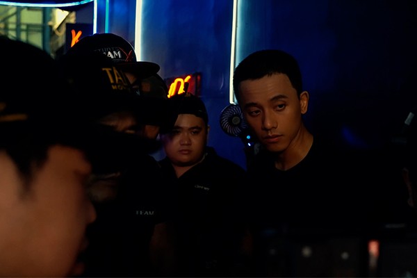 Mai Tài Phến trong vai trò đạo diễn của phim.