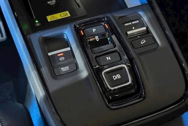 Cần số đã được chuyển sang nút bấm trên phiên bản lắp ráp.