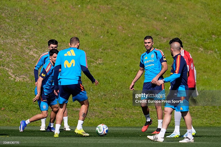 Rodri tập luyện tích cực cùng các đồng đội tại ĐT Tây Ban Nha 