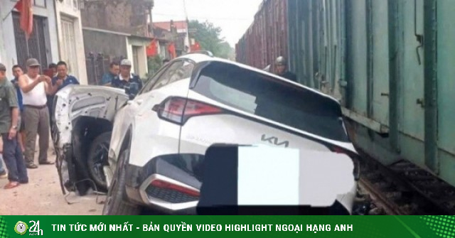 Băng qua lối đi tự mở, ô tô bị tàu hỏa tông nát đầu