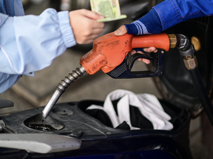 Nhiều loại thuế với mặt hàng xăng dầu được giảm về 0. Ảnh: Nam Khánh