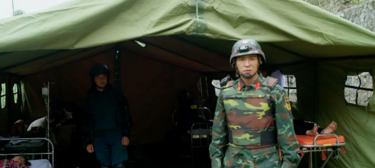 Minh Kiên và đồng đội giải cứu được nhiều người nhưng vẫn chưa tìm thấy Lam Anh. Ảnh VTV