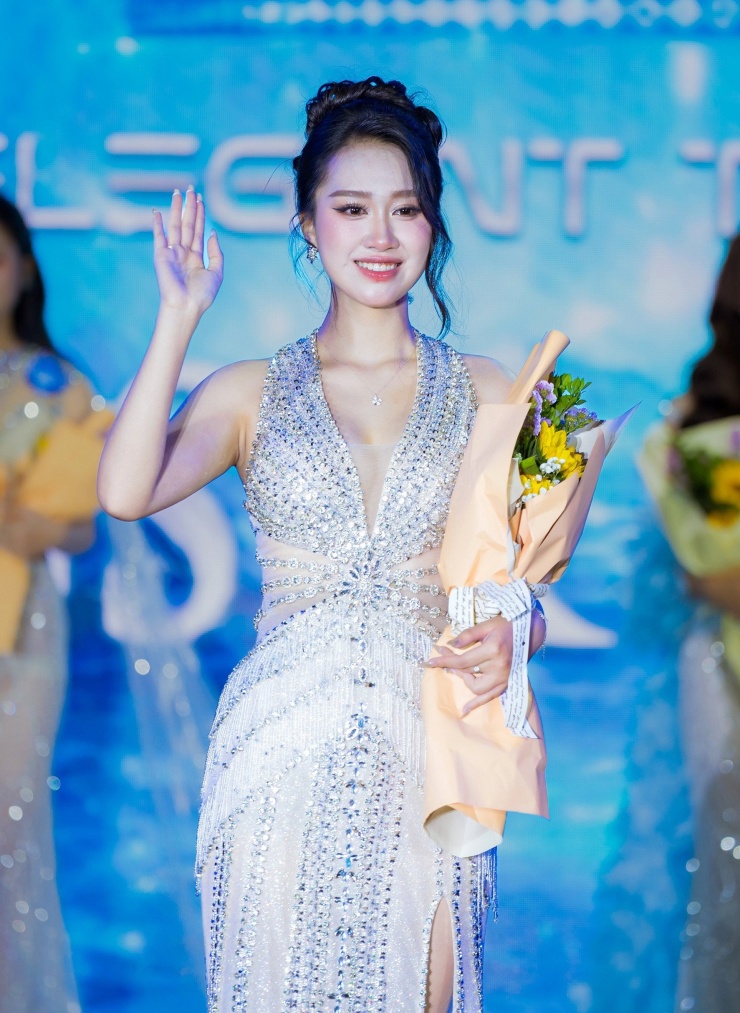 Ngắm vẻ đẹp rạng rỡ của Hoa khôi Trường Đại học Thương mại - 3