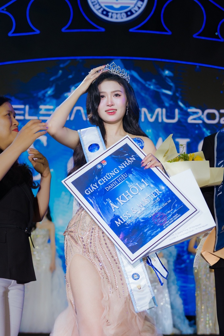 Ngắm vẻ đẹp rạng rỡ của Hoa khôi Trường Đại học Thương mại - 7