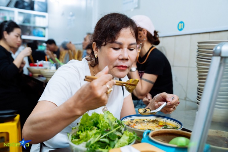 Quán bún ốc chuối đậu ba đời nức tiếng ngõ chợ Đồng Xuân - 13