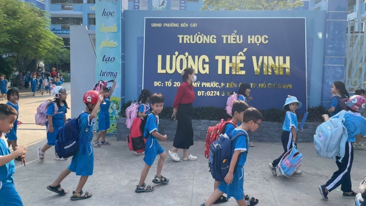 Học sinh trường Lương Thế Vinh trong giờ ra về 