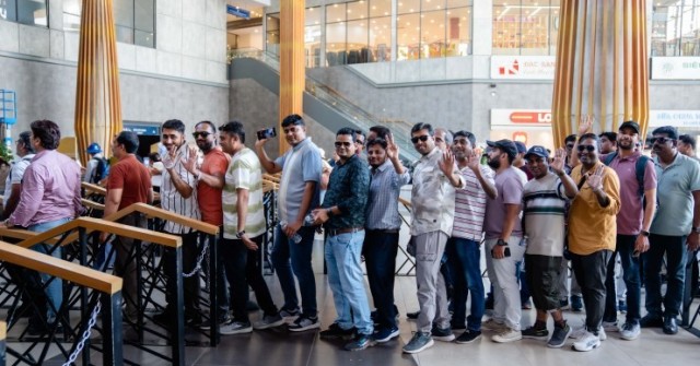 Du khách quốc tế tấp nập chiêm bái núi Bà Đen