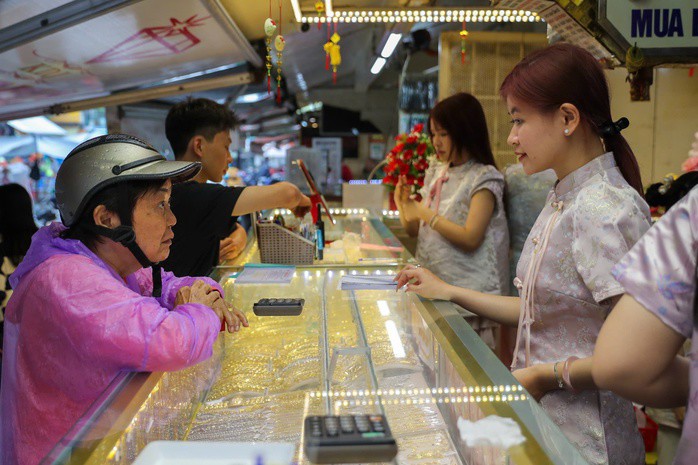 Trong v&ograve;ng 3 ng&agrave;y qua, gi&aacute; v&agrave;ng trong nước mất gần 5 triệu đồng/lượng.