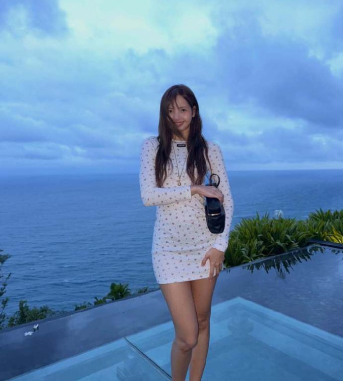 'Lisa đi Bali với ai vậy, có phải bạn trai cô ấy', 'Lâu lắm rồi không thấy Lisa và bạn trai đi cùng nhau'...