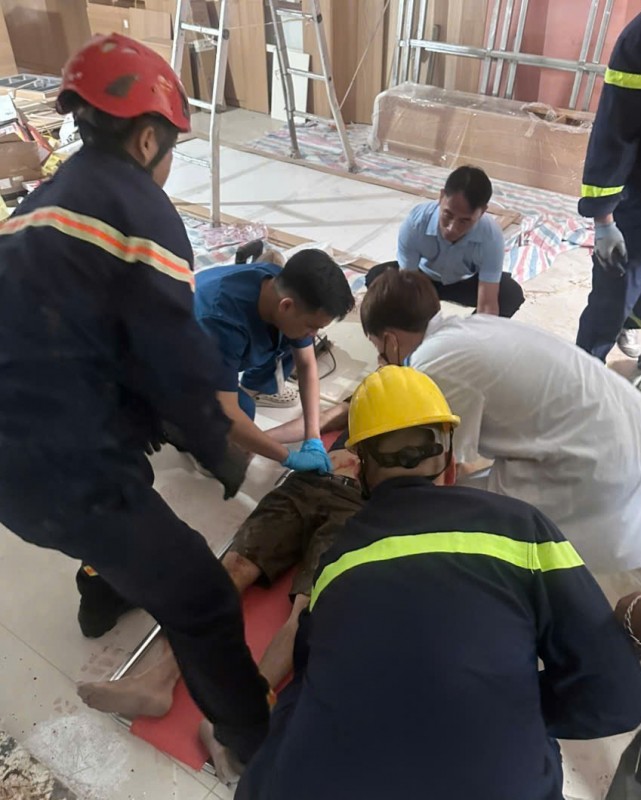 Nạn nhân N.V.N được các lực lượng chức năng sơ cứu ban đầu.