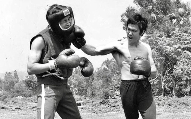 Bruce Lee tập luyện tự do, nền tảng khai sinh ra Jeet Kune Do