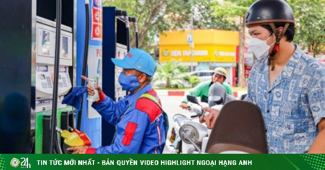 Giá xăng giảm gần 6.000 đồng/lít, xăng RON95 về mức 24.300 đồng