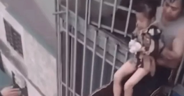 Cảnh 7 người thoát nạn bằng thang bắc qua hai nhà trong vụ cháy ở Lĩnh Nam