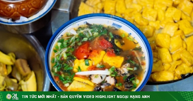 Quán bún ốc chuối đậu ba đời nức tiếng ngõ chợ Đồng Xuân