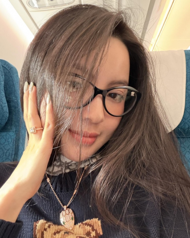 Từ khi sắm món phụ kiện xa xỉ đến nay, Chu Thanh Huyền xem đây là vật 'bất ly thân'. Dù ở nhà hay ra phố, bà xã Quang Hải đều đeo chiếc vòng tiền tỷ.