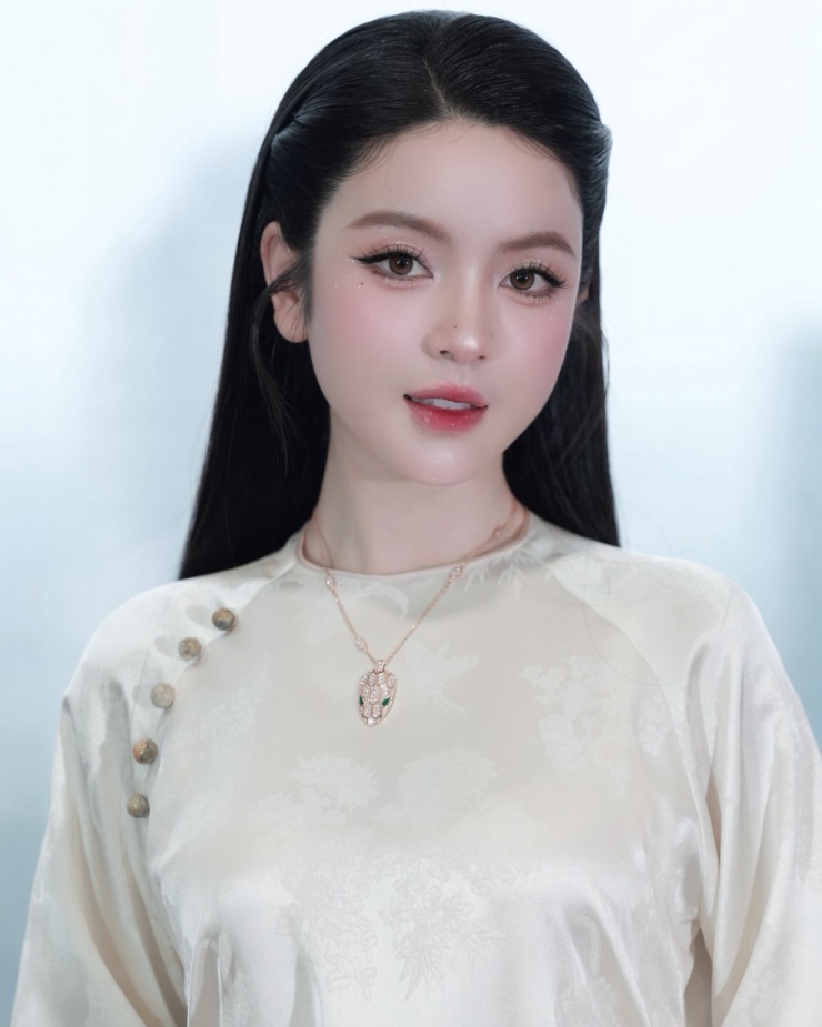 Diện áo dài đằm thắm, Chu Thanh Huyền tô điểm diện mạo với chiếc vòng cổ nổi bật. Biểu tượng Serpenti lấy cảm hứng từ loài rắn thần thoại luôn được tín đồ của Bvlgari ưa chuộng, kể từ khi hãng ra mắt năm 1948 đến nay.