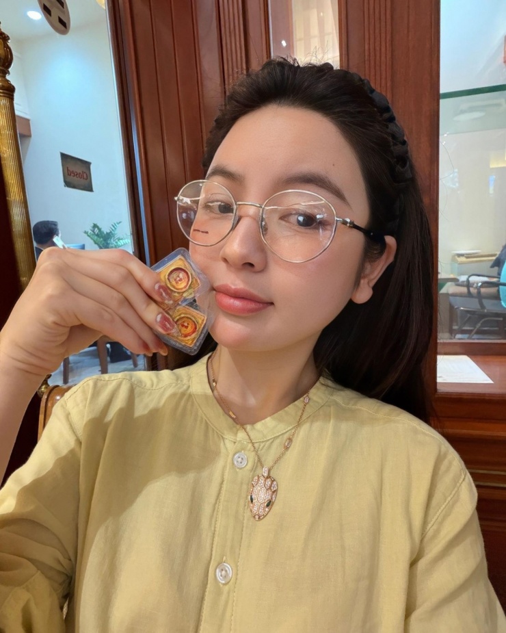 Trước khi gắn bó cùng mẫu vòng tiền tỷ này, Chu Thanh Huyền thường xuyên chưng diện nhiều kiểu vòng cổ hàng hiệu khác. Tuy nhiên trước đây, cô thường chọn các loại mặt dây mảnh, thường của Van Cleef &amp; Arpels với mức giá khoảng vài trăm triệu đồng.