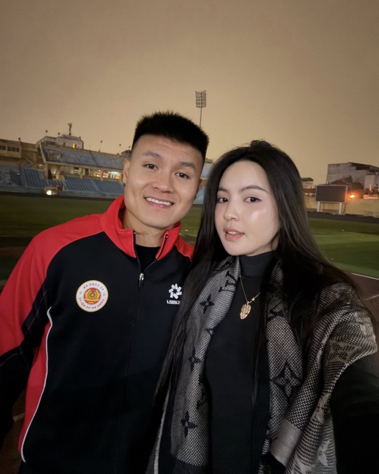 Khi ra sân cổ vũ chồng thi đấu, hot mom đeo vòng nổi bật khi diện cùng trang phục tối màu.