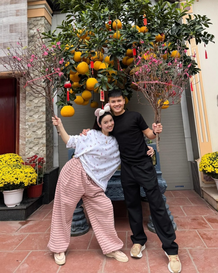 Lúc ở nhà, Chu Thanh Huyền cũng gắn bó với món phụ kiện 1,2 tỷ đồng.