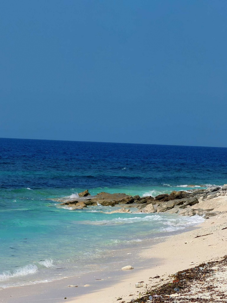 Biển xanh, cát trắng, nắng vàng là một trong những ưu điểm tuyệt vời cho du khách đến nghỉ dưỡng. (Ảnh: Tạ Thị Thủy)