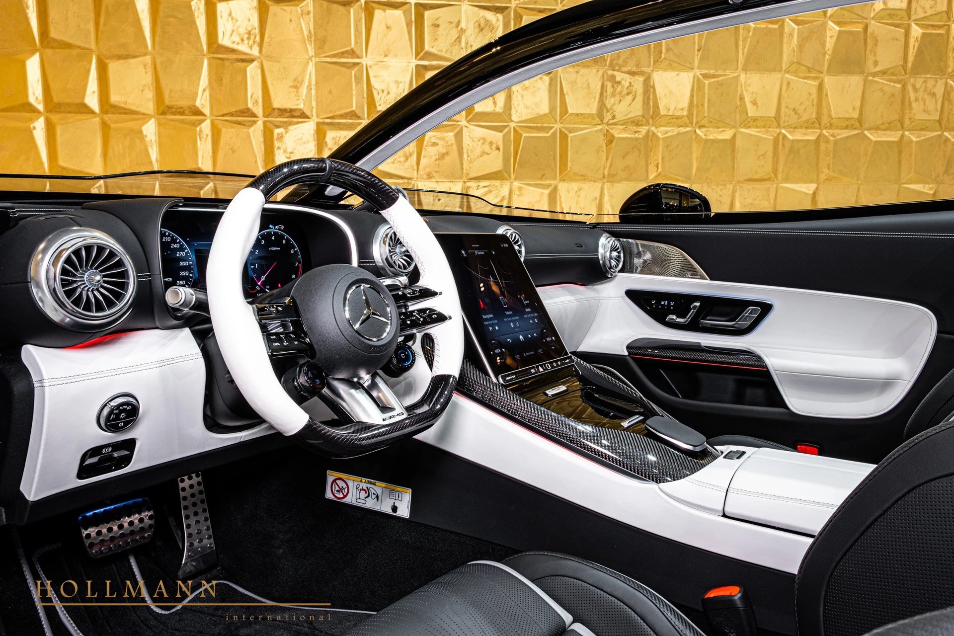 Khung bảo vệ khi lật thiết kế phía sau tựa đầu, mang huy hiệu AMG màu trắng đen.