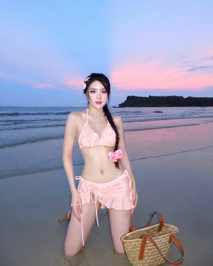 Cô trông nữ tính, cuốn hút với bikini sắc hồng nhiều bèo nhún.