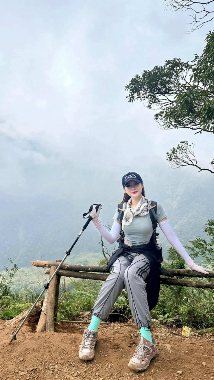 Cô cũng có sở thích hiking.