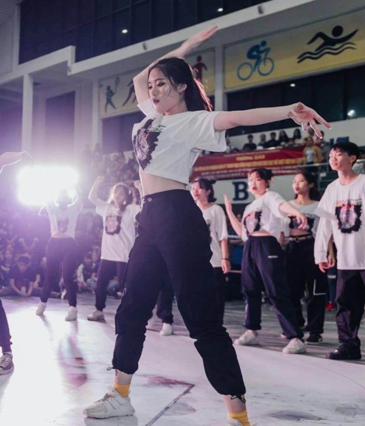 Phương Oanh trông cá tính khi phối quần baggy cùng áo thun khi tập nhảy.