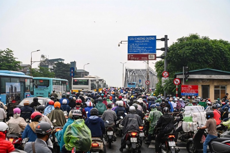 Lối lên cầu Chương Dương từ Bồ Đề sang Hoàn Kiếm.