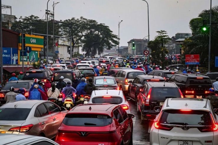 Ngay từ sáng sớm, lượng người và phương tiện tham gia giao thông đã đông gấp nhiều lần thường ngày.