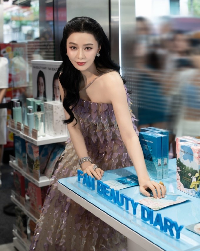 "Cô ấy làm cách nào mà trẻ đẹp như vậy?"; "Thật khó tin đây là nhan sắc của người phụ nữ 45 tuổi"; "Kim Tỏa bao nhiêu năm vẫn xinh"...