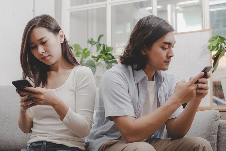Hãy dành thời gian nhìn vào mắt người khác thay vì nhìn vào màn hình.