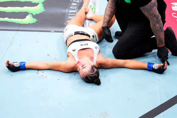 Người đẹp UFC như "lạc vào thế giới khác" khi bị đối thủ siết cổ bất tỉnh - 2