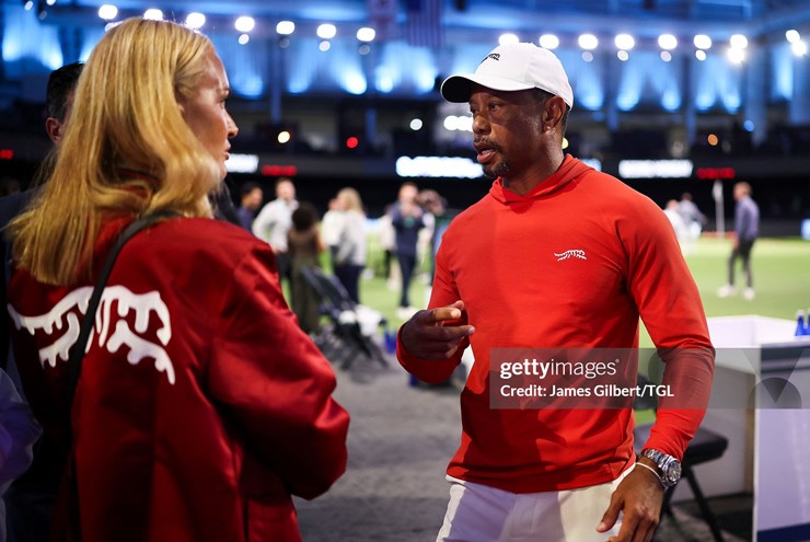 Tiger Woods trò chuyện cùng bạn gái Vanessa Trump sau trận đấu của Jupiter Links GC tại SoFi Center (Palm Beach Gardens, Florida) ngày 17/3/2026.