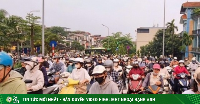 Cầu Long Biên dừng hoạt động: Người dân chen chân vượt sông sang phố ngày đầu tuần