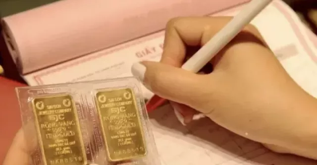 Mua vàng rồi nhận giấy hẹn: Rủi ro pháp lý trong giao dịch 'tiền trao...cháo hẹn múc'