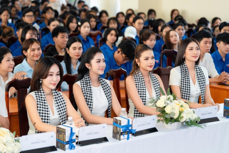 Ca sĩ Uyên Linh, Hoa hậu Hà Trúc Linh, Hoa hậu Ngọc Châu, Miss Cosmo Vietnam Phương Linh