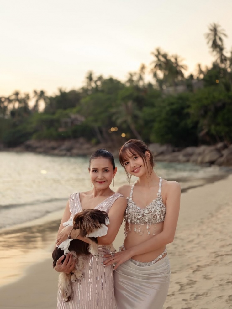 Trên trang cá nhân sáng 31/3, mẹ của Lisa - bà Chitthip Bruschweiler, 56 tuổi - đăng ảnh bên chồng con.